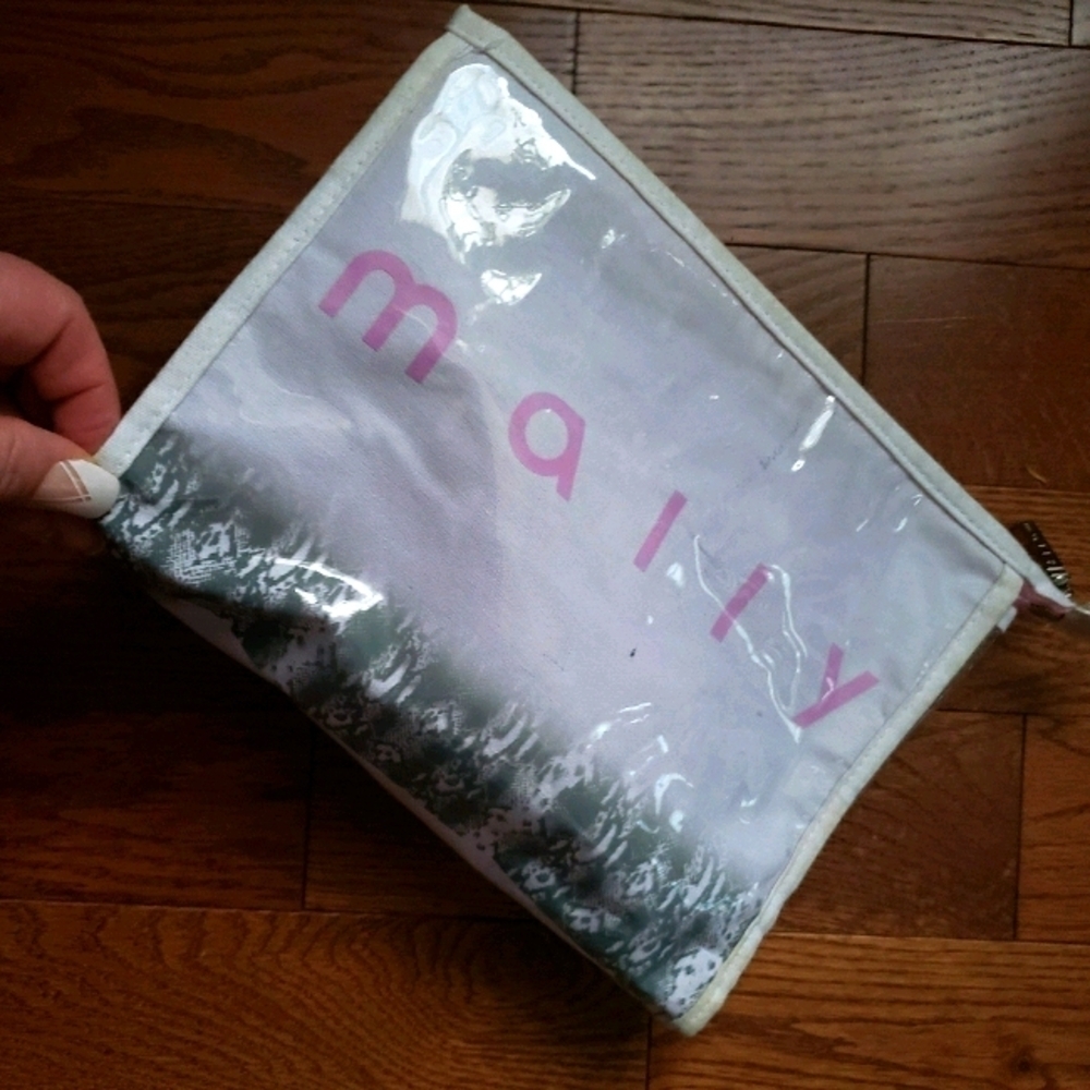 𝅺MALLY makeup bag.